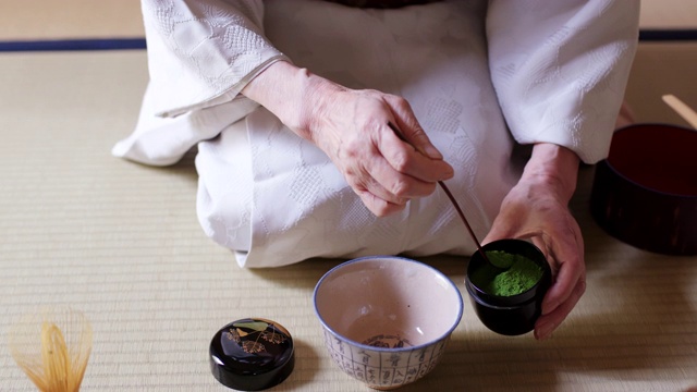 日本茶师正在准备制作一杯传统抹茶