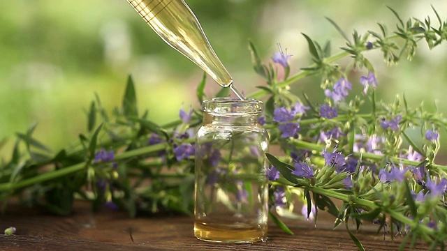 牛膝草精油装在漂亮的瓶子里放在桌上