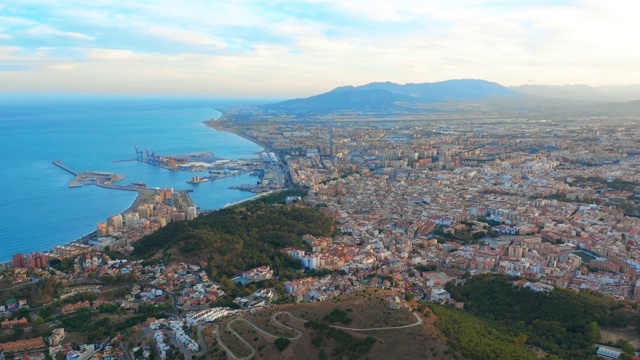 从空中俯瞰马拉加的太阳海岸，周围是大海和群山