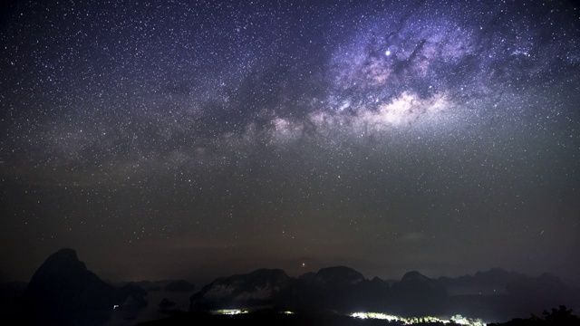 银河的时间圈和夜晚多云天空上的星星