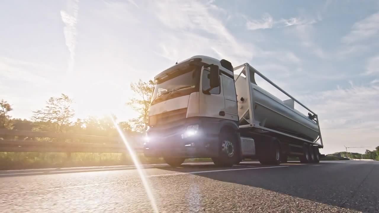 詳情圖-載貨卡車與燃料柴油貨物拖車行駛在高速公路上。白色卡車在清晨運(yùn)送貨物