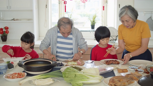 详情图-爷爷奶奶在孩子的帮助下准备年夜饭