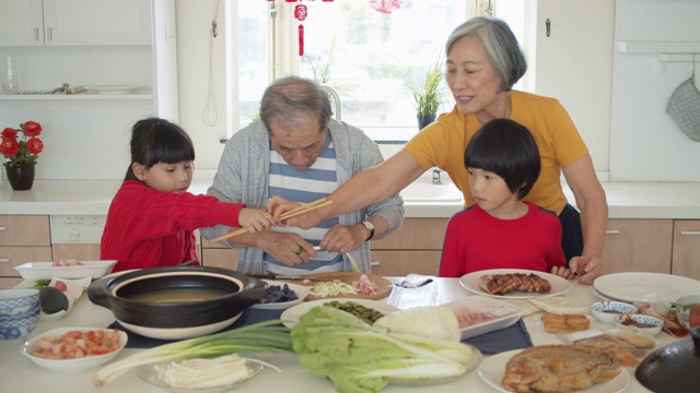 详情图-爷爷奶奶在孩子的帮助下准备年夜饭