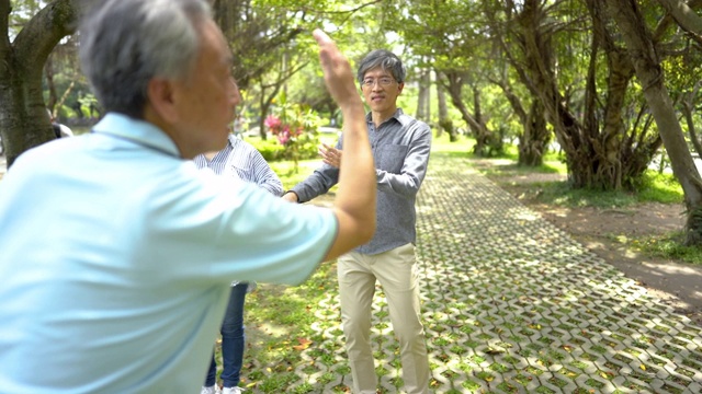 詳情圖-活躍的老年人練習(xí)太極
