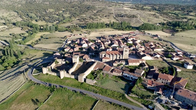 西班牙中世纪村庄Bonilla de la Sierra_Spain的航拍视频