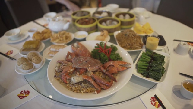 詳情圖-桌子上有不同種類的食物