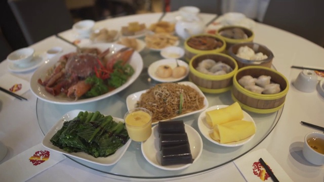 詳情圖-桌子上有不同種類的食物
