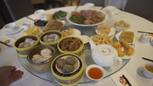 詳情圖-桌子上有不同種類的食物