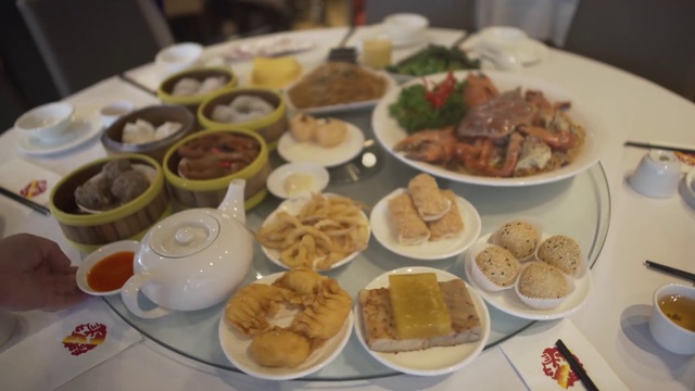 詳情圖-桌子上有不同種類的食物