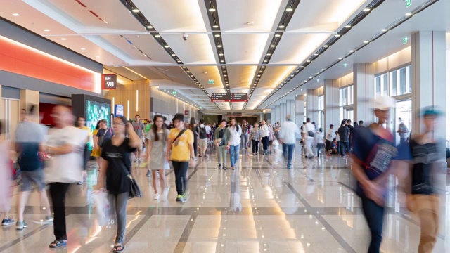 4K分辨率延时，展会展厅人潮涌动。商业贸易展览、商场营销广告概念、会展业商业概念
