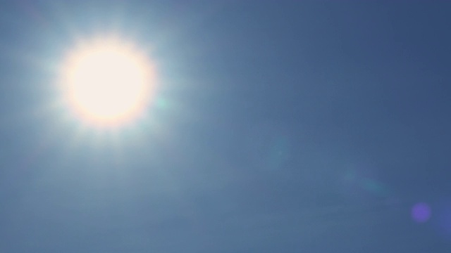 太阳耀斑在蓝天平移拍摄