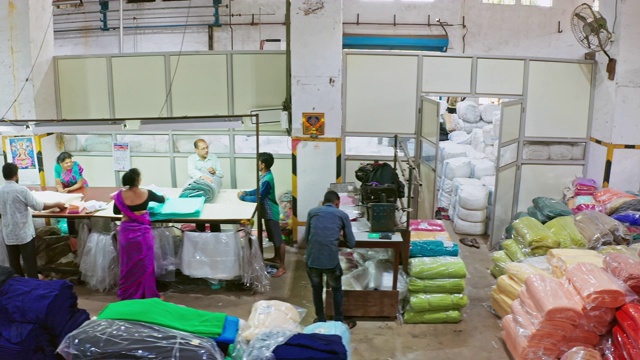 航拍视频，印度人在包装地区的工厂工作