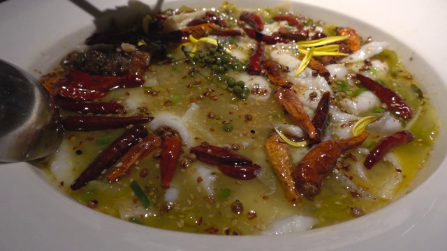 中国菜:水煮鱼配酸菜辣椒