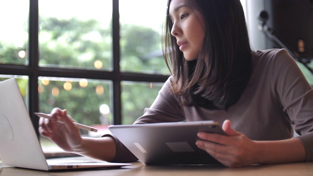 亚洲女性致力于数字平板电脑