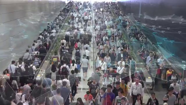 4K分辨率的网络连接和沟通概念与香港火车站的行人通勤者。物联网和大数据概念