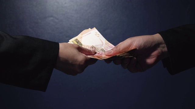 有关系的商人给他的合伙人钱的线路。