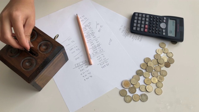 储蓄，财务，经济和家庭预算，钱箱