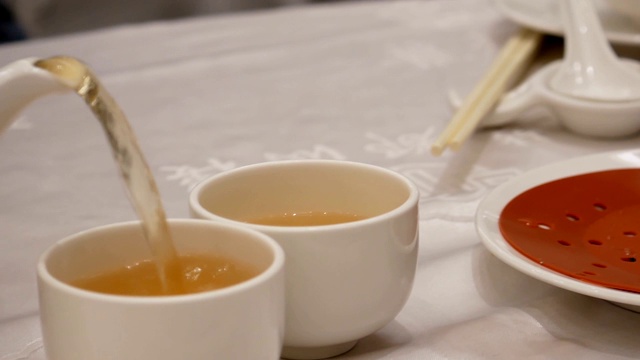 中国餐馆里人们倒热茶的动作