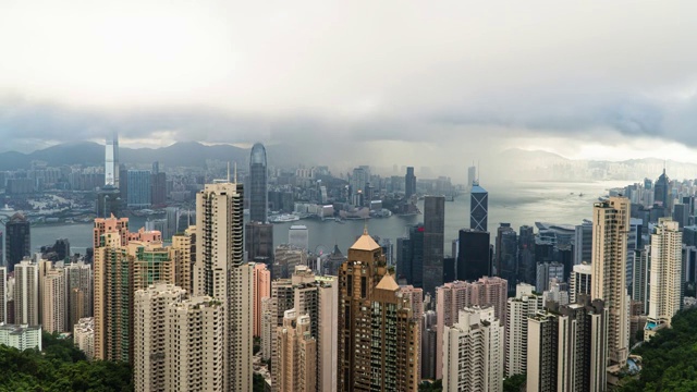 时间流逝:雨在香港高景大厦