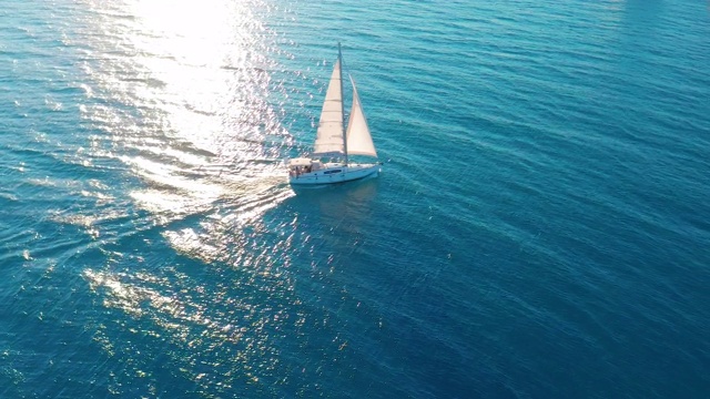 鸟瞰图。游艇在晴朗的日子航行在公海上。海上的帆船