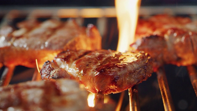 特写肉在烧烤烧烤在高火焰上烹饪。