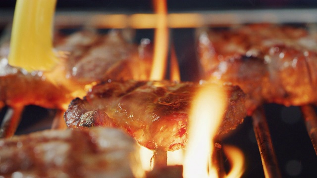 詳情圖-特寫肉在燒烤燒烤在高火焰上烹飪。