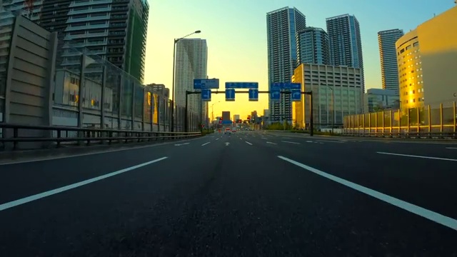 黄昏时分在城里开车