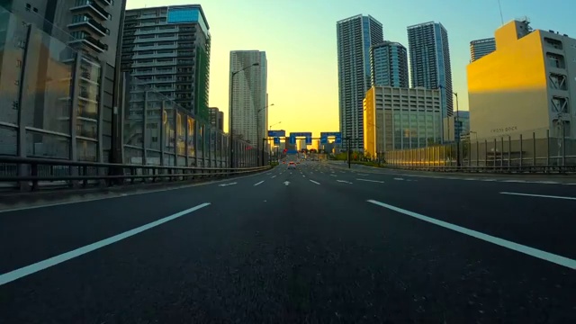 詳情圖-黃昏時(shí)分在城里開車