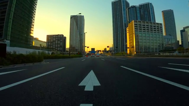 詳情圖-黃昏時(shí)分在城里開車