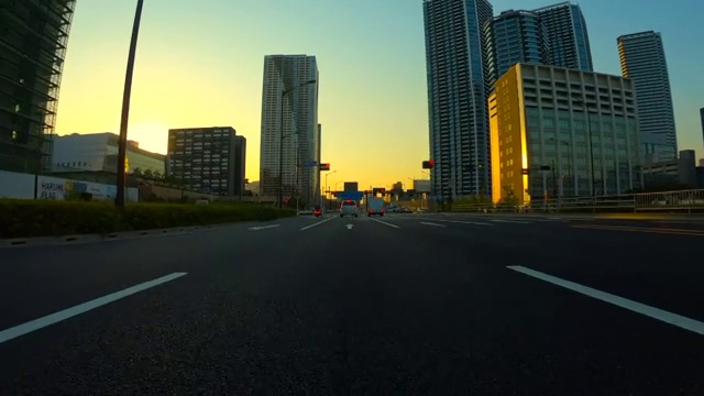 詳情圖-黃昏時(shí)分在城里開車