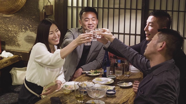 一群日本同事在东京餐厅庆祝