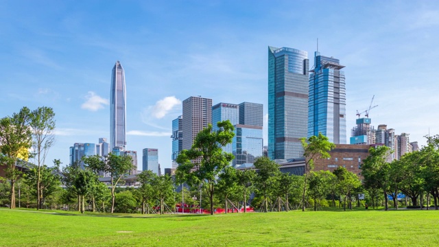 T/L WS PAN深圳福田区天际线和公园草坪/中国深圳