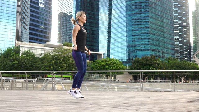 女人在用跳绳做运动。