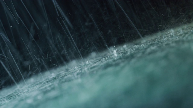 当下雨的时候，超慢的动作和近距离的汽车玻璃，雨刷正在从它带走水。