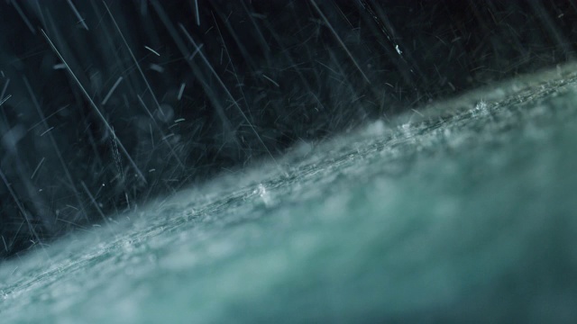 詳情圖-當(dāng)下雨的時(shí)候，超慢的動(dòng)作和近距離的汽車玻璃，雨刷正在從它帶走水。