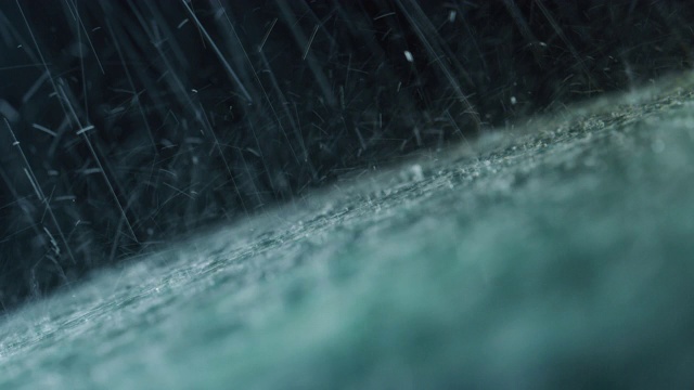 詳情圖-當(dāng)下雨的時(shí)候，超慢的動(dòng)作和近距離的汽車玻璃，雨刷正在從它帶走水。