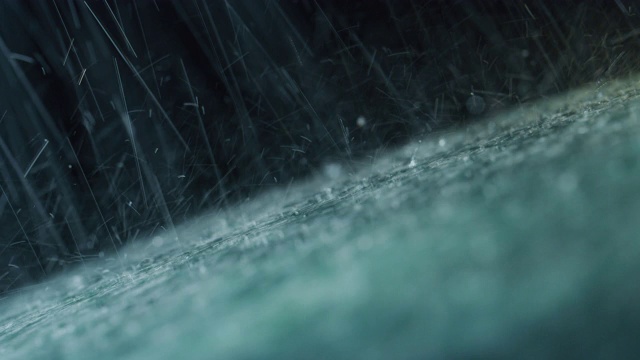 詳情圖-當(dāng)下雨的時(shí)候，超慢的動(dòng)作和近距離的汽車玻璃，雨刷正在從它帶走水。