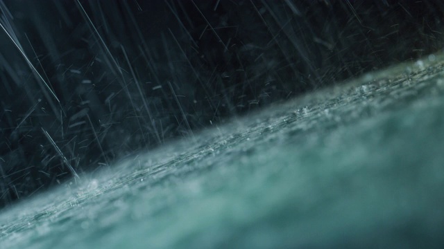 詳情圖-當(dāng)下雨的時(shí)候，超慢的動(dòng)作和近距離的汽車玻璃，雨刷正在從它帶走水。