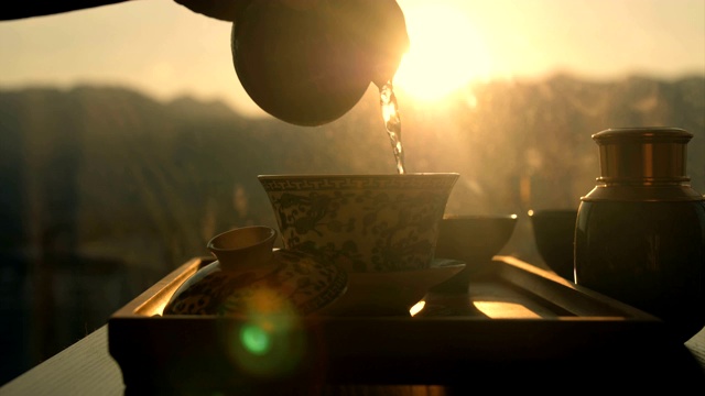 泡瓷茶，把水倒进茶杯