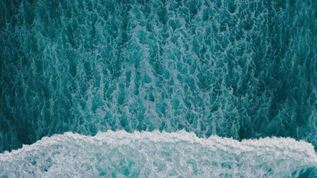 詳情圖-鳥瞰圖，海浪沿著海岸拍打成泡沫