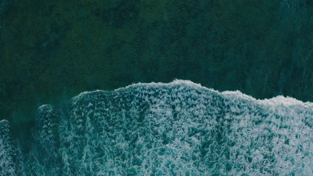 詳情圖-鳥瞰圖，海浪沿著海岸拍打成泡沫