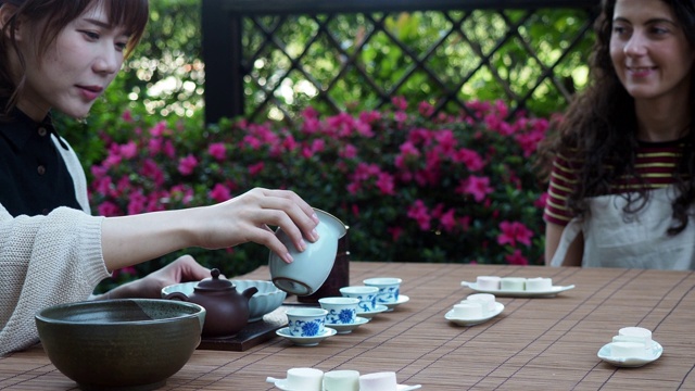 年轻人在户外举行茶道仪式