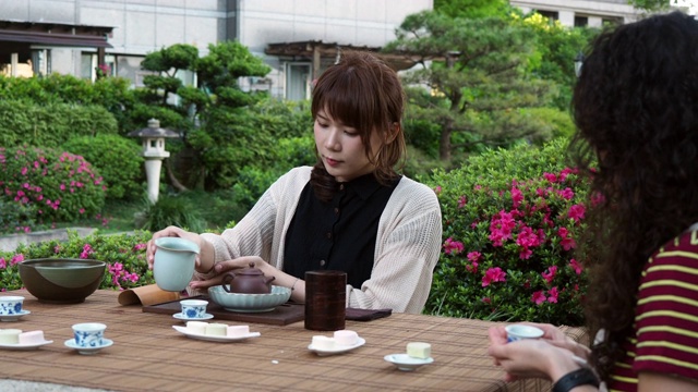 年轻人在户外举行茶道仪式