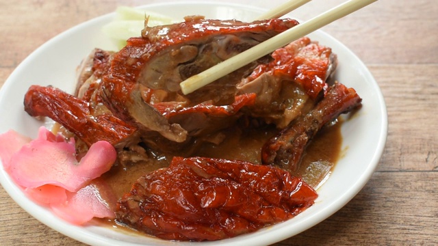 烤鸭肉和腌姜酱用筷子挑