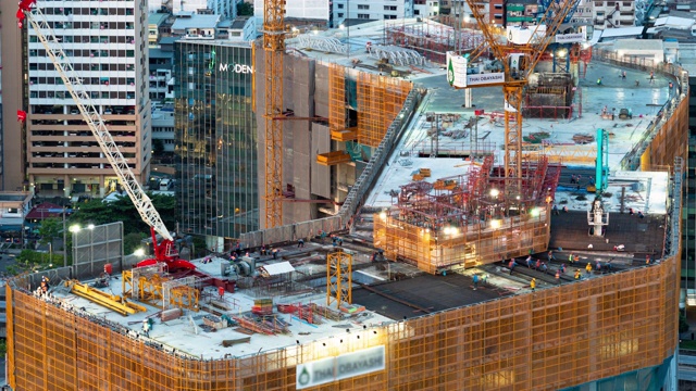 詳情圖-繁忙的工業(yè)建筑工地工人與起重機(jī)一起工作