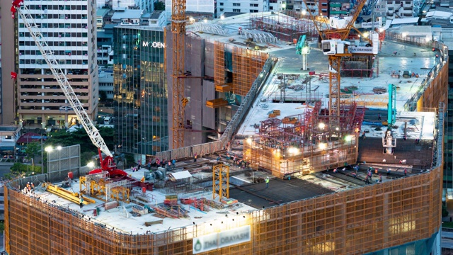 詳情圖-繁忙的工業(yè)建筑工地工人與起重機(jī)一起工作