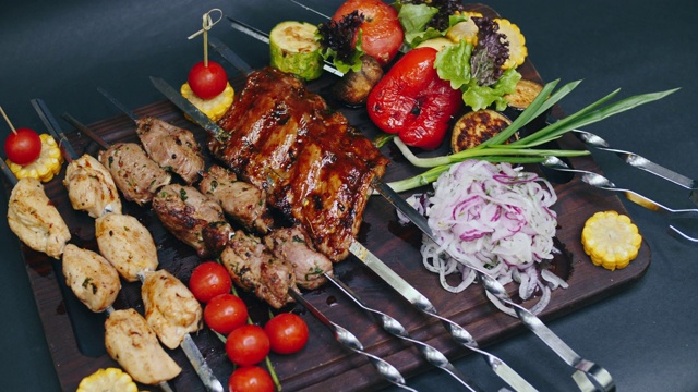 詳情圖-在4k分辨率的木板上，用豬肉、雞肉和牛肉串串好，配上烤蔬菜醬:辣椒、蘑菇、玉米、番茄、西葫蘆和腌洋蔥