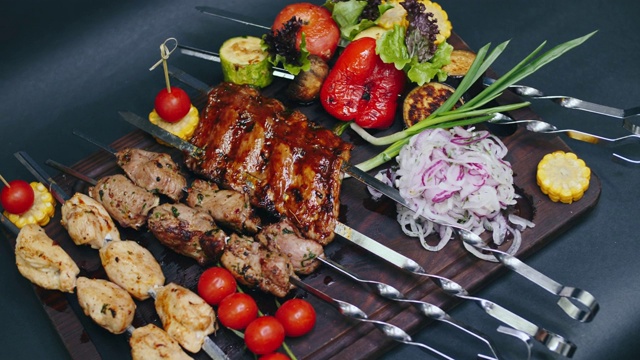 詳情圖-在4k分辨率的木板上，用豬肉、雞肉和牛肉串串好，配上烤蔬菜醬:辣椒、蘑菇、玉米、番茄、西葫蘆和腌洋蔥