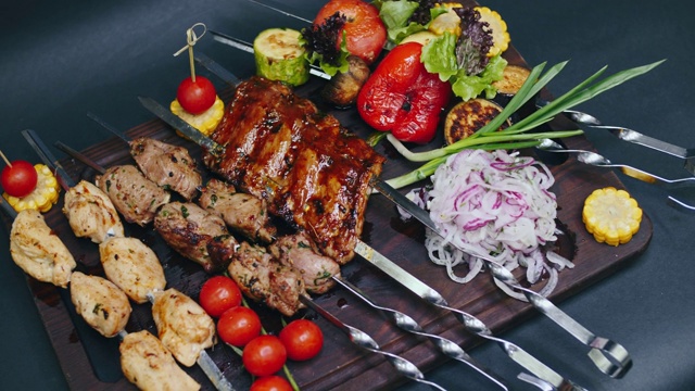 詳情圖-在4k分辨率的木板上，用豬肉、雞肉和牛肉串串好，配上烤蔬菜醬:辣椒、蘑菇、玉米、番茄、西葫蘆和腌洋蔥