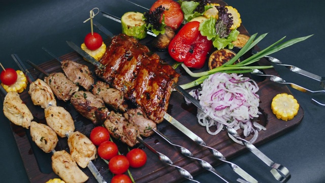 詳情圖-在4k分辨率的木板上，用豬肉、雞肉和牛肉串串好，配上烤蔬菜醬:辣椒、蘑菇、玉米、番茄、西葫蘆和腌洋蔥